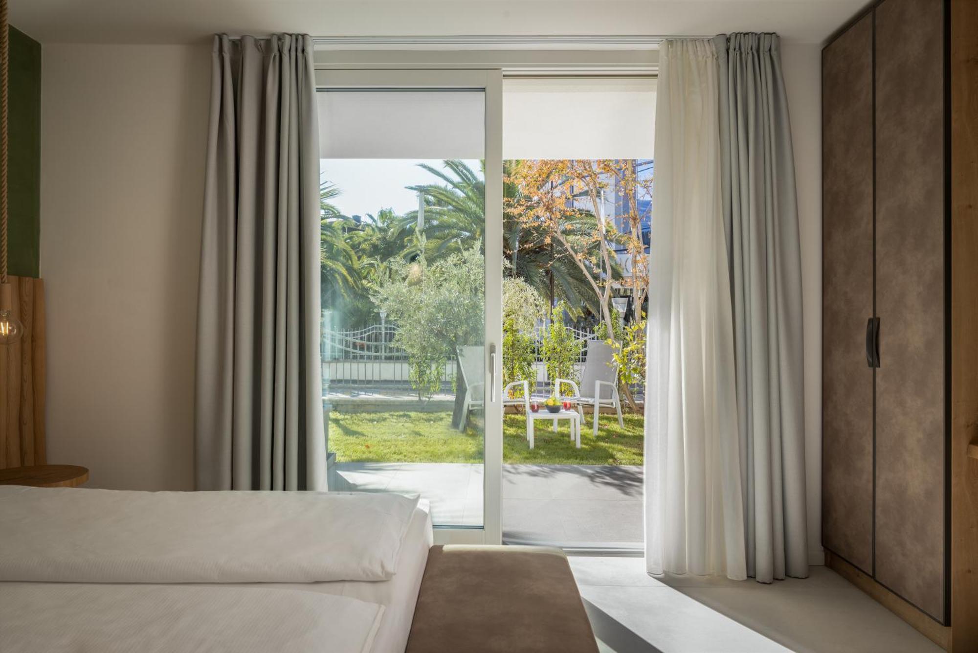 Aris Apartments & Sky Pool - Tonelli Hotels - Adult Friendly Riva del Garda Værelse billede